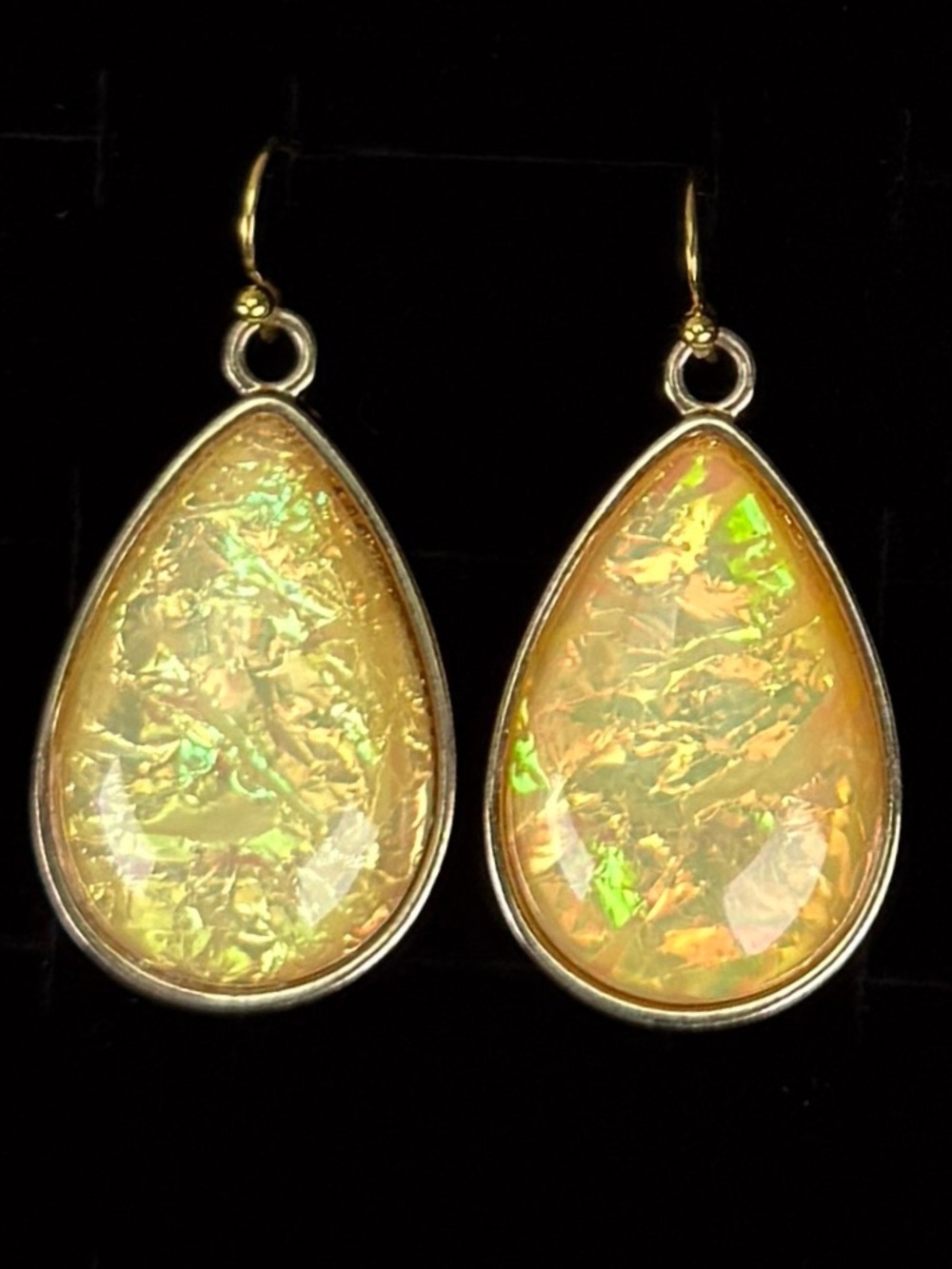 Beautiful goldtone interesting center pierced dangle earrings